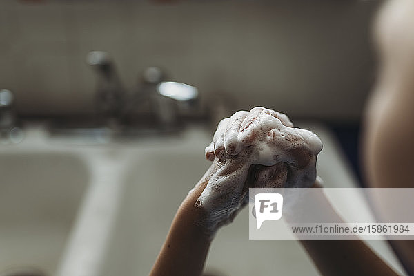 Nahaufnahme von jungen Händen  die mit Seife gewaschen werden
