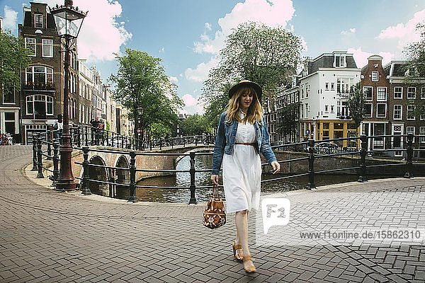 Frau zu Fuß am Kanal in der Stadt