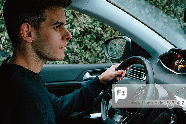 Junger Mann am Steuer eines Autos