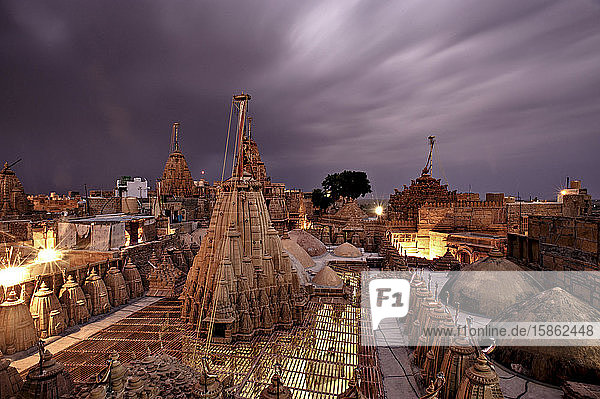 Hochwinkelansicht der Kuppeln des Jaisalmer Forts und der Jain-Tempel bei Nacht