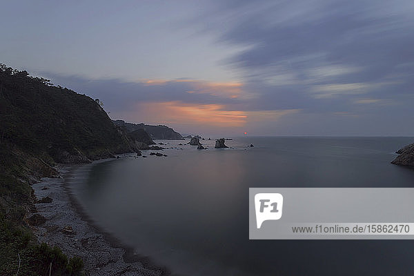 Sonnenuntergang an der asturischen Küste von Playa del Silencio Spanien