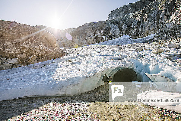 Ehepaar im Ruhestand betritt Eishöhle während einer Luxus-Abenteuertour.