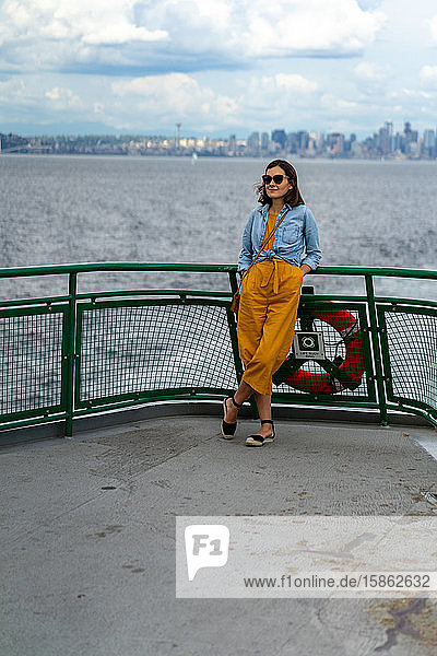 Stilvolle Frau genießt die Fahrt an Bord der Washingtoner Fähre in Seattle