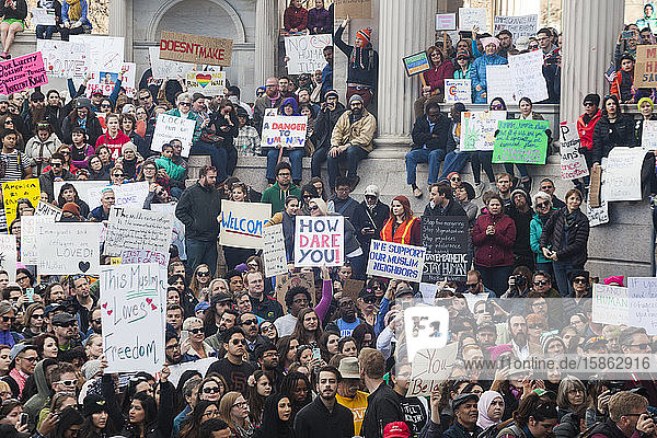 Menschen protestieren gegen Reiseverbot für Präsident Trump Muslim in Denver Colorado