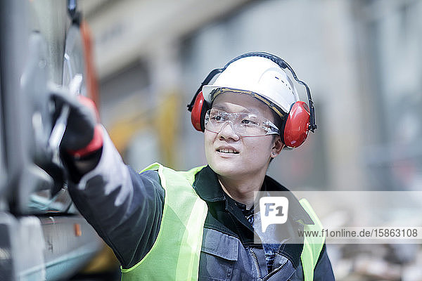 Bauingenieur mit Helm auf einer Straßenbaustelle