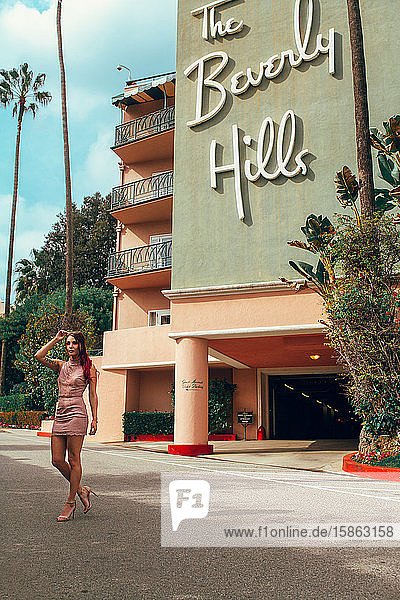 Junge Frau posiert in Beverly Hills mit Vintage-Stil