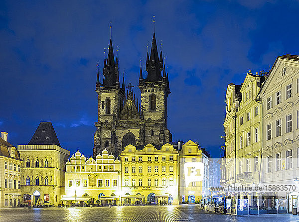 Tyn-Kathedrale auf Starometske namesti  Altstädter Ring  im Morgengrauen  Prag  Tschechische Republik