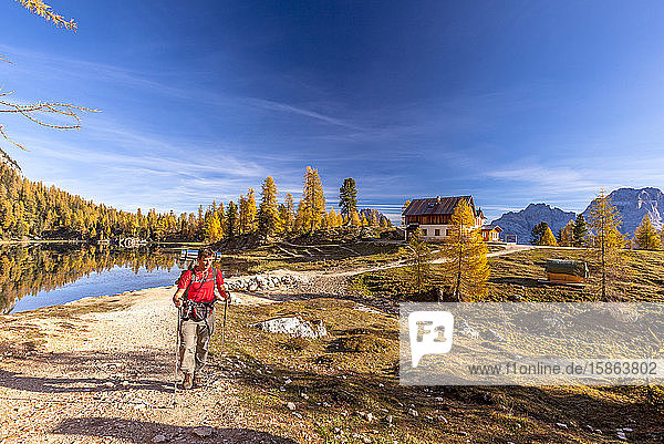 Wanderer auf dem Croda Del Lago im Herbst  Dolomiten  Cortina  Venetien  Italien