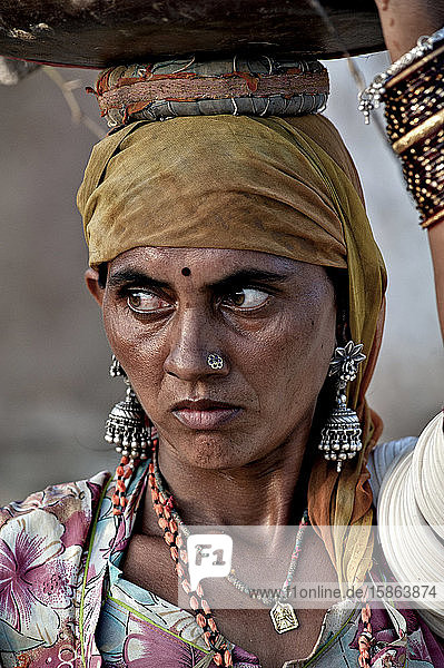 Rajasthanische Frau mit Wasser im Kopf