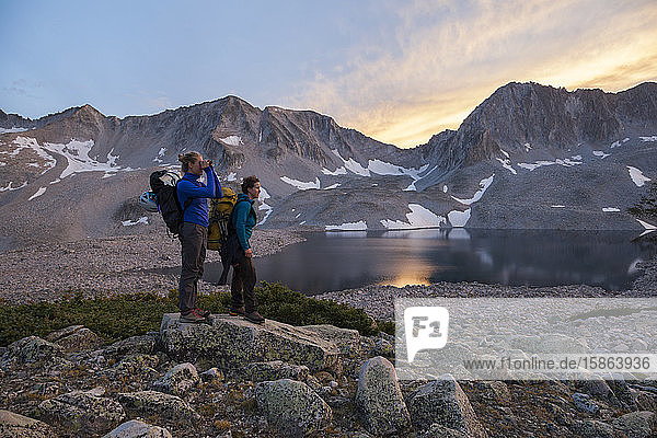 Wandererinnen beobachten den Sonnenuntergang von den Pierre Lakes  Elk Mountains  Colorado