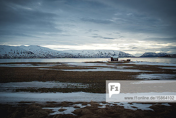 Ein Haus in einer isländischen Landschaft