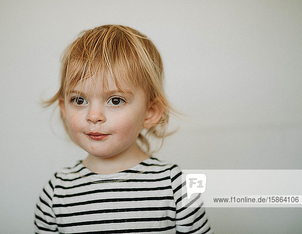 Porträt eines Kleinkindes vor weißem Hintergrund