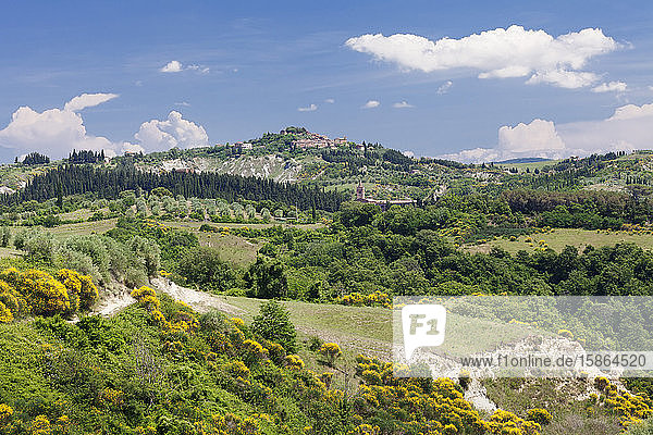 Toskanische Landschaft mit dem Bergdorf Chiusure  Provinz Siena  Toskana  Italien  Europa