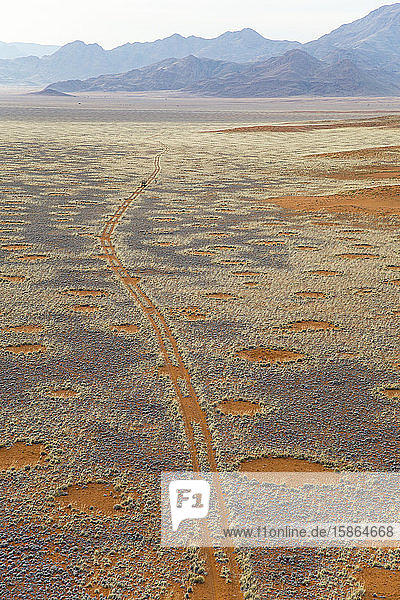 Land Rover auf einsamer Piste in der Namib-Wüste  Namibia  Afrika