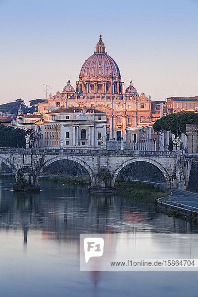 Blick auf die St. Angelo-Brücke über den Tiber und den Petersdom  Rom  Latium  Italien  Europa