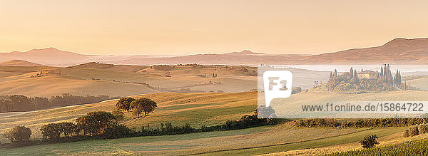 Bauernhof Belvedere bei Sonnenaufgang  in der Nähe von San Quirico  Val d'Orcia (Orcia-Tal)  UNESCO-Weltkulturerbe  Provinz Siena  Toskana  Italien  Europa