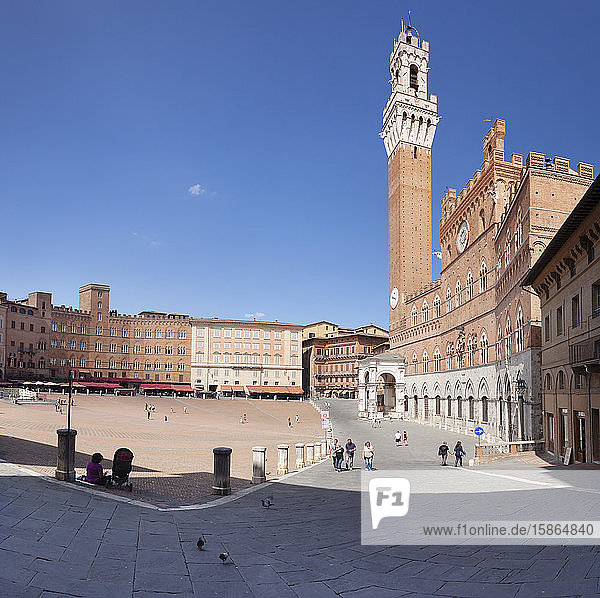 Piazza del Campo with Palazzo Pubblico town hall and Torre del Mangia Tower  Siena  UNESCO World Heritage Site  Siena Province  Tuscany  Italy  Europe