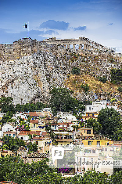 Blick auf Plaka und die Akropolis  Athen  Griechenland  Europa