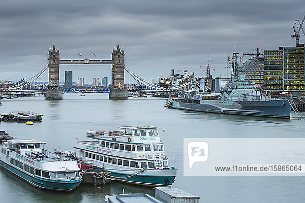Tower Bridge an der Themse  London  England  Vereinigtes Königreich  Europa