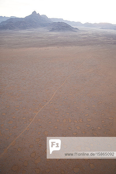 Schotterpiste durch die Namib-Wüste,  Namibia,  Afrika