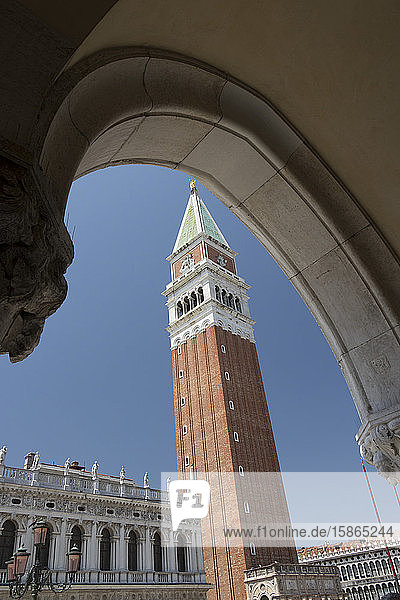 Campanile vom Dogenpalast  Venedig  UNESCO-Weltkulturerbe  Venetien  Italien  Europa