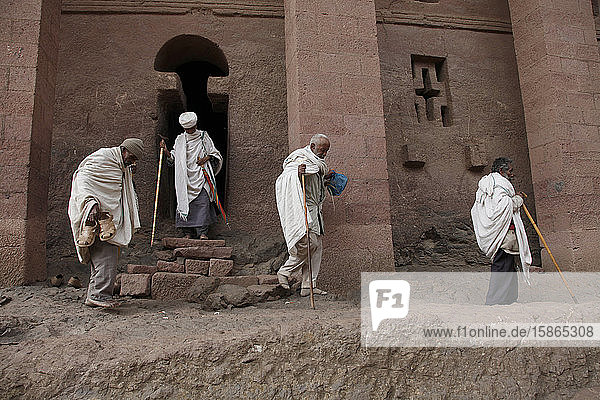 Pilger während der christlich-orthodoxen Osterfeierlichkeiten in den alten  in Fels gehauenen Kirchen von Lalibela  Äthiopien  Afrika