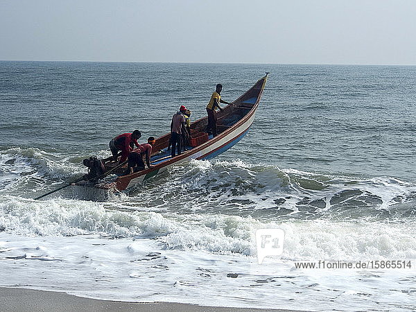 Fischer auf einem Boot im französischen Unionsterritorium von Pondicherry  Tamil Nadu  Indien  Asien