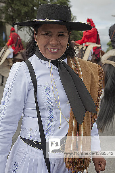 Frau bei einer Parade von Gauchos in traditionellen Kostümen in Salta  Argentinien  Südamerika