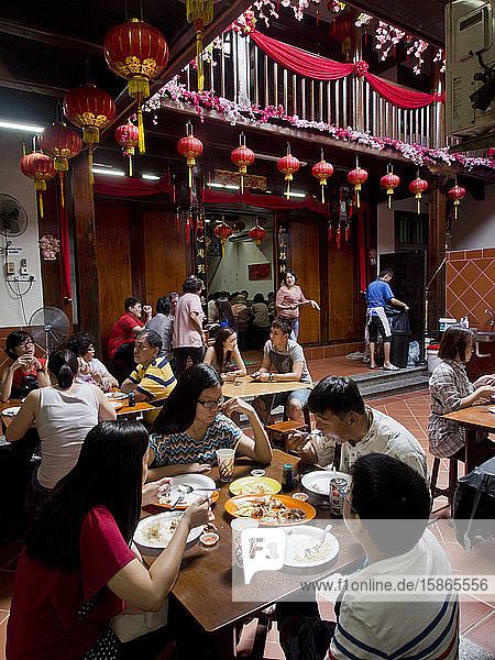 Touristen essen in einem traditionellen chinesischen Ladenrestaurant in Malakka  UNESCO-Weltkulturerbe  Malaysia  Südostasien  Asien
