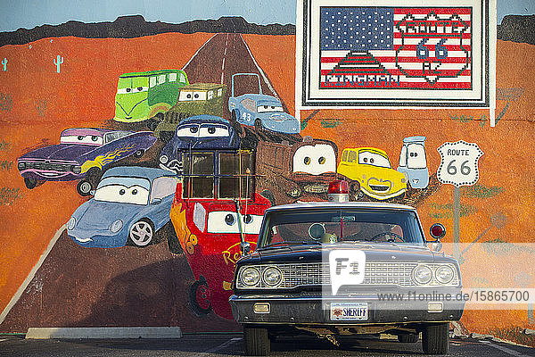 Altes Polizeiauto auf der Route 66, Kingman, Arizona, Vereinigte Staaten von Amerika, Nordamerika