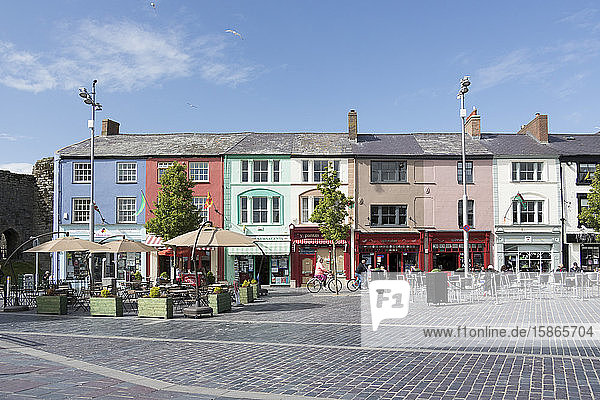 Geschäfte in Castle Square  Caernarfon  Wales  Vereinigtes Königreich  Europa