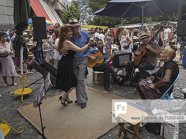 Tangotänzer und Musiker in den Straßen des alten Stadtteils San Telmo  Buenos Aires  Argentinien  Südamerika