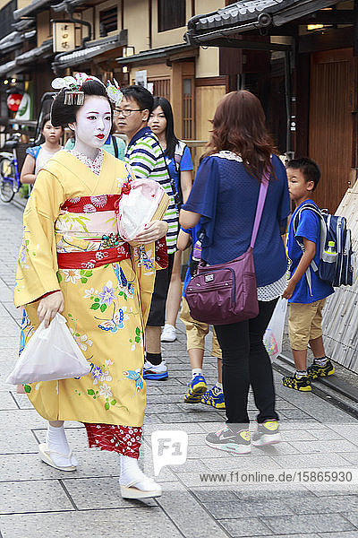 Maiko  Geisha-Lehrling  geht zur Abendverabredung durch die Touristenmenge  Hanami-koji-Straße  Gion  Kyoto  Japan  Asien