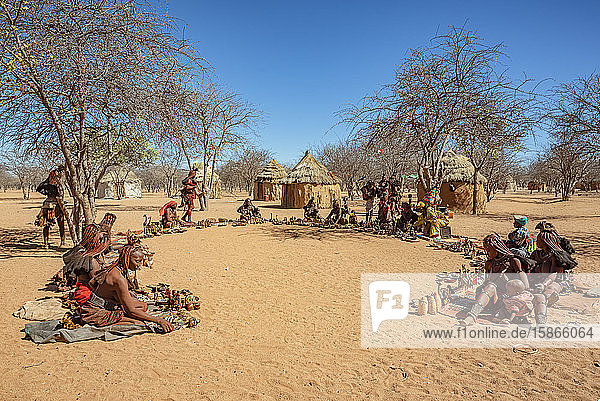 Himba-Frauen verkaufen Kunsthandwerk; Himba-Dorf  Kamanjab  Namibia