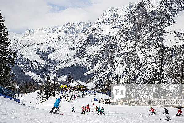 Skifahrer in einem Skigebiet  italienische Seite des Mont Blanc; Courmayeur  Aosta-Tal  Italien