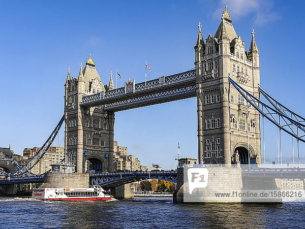 Tower Bridge und Ausflugsboot auf der Themse; London  England