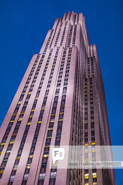 Americas Tower  der in einen tiefblauen Himmel ragt; New York City  New York  Vereinigte Staaten von Amerika