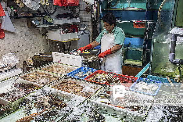 Fischverkäufer auf dem Markt; Hongkong  China