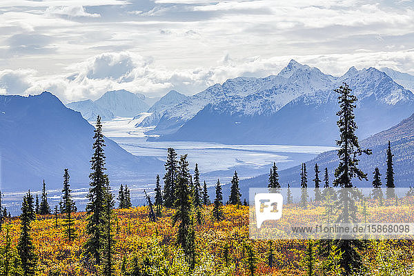 Ein Gletschertal in den Chugach Mountains in Herbstfarben; Alaska  Vereinigte Staaten von Amerika