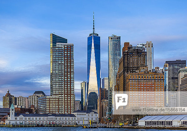 Manhattan  Downtown New York City  mit Blick auf das One World Trade Center; New York City  New York  Vereinigte Staaten von Amerika