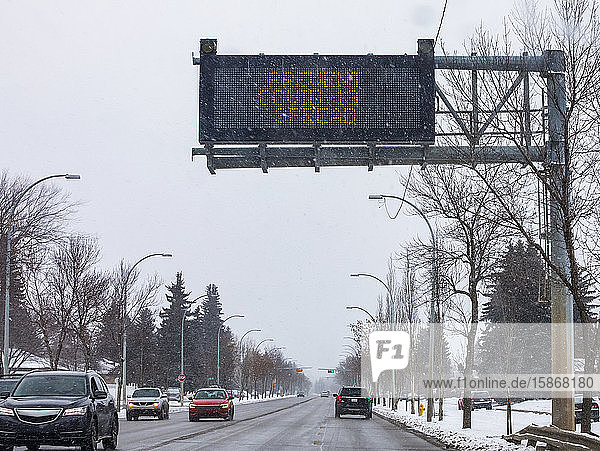 Straßenschild mit der Aufschrift 'Verhinderung der Ausbreitung von Covid-19'; Edmonton  Alberta  Kanada