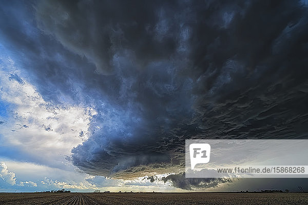 Erstaunliche Wolken über der Landschaft des mittleren Westens der USA  als sich Superzellengewitter entwickeln; Nebraska  Vereinigte Staaten von Amerika