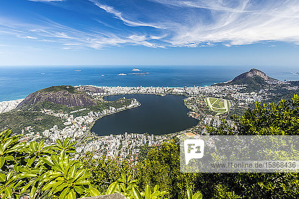 Blick auf die Küste und die Lagune von Rio de Janeiro  einer UNESO-Welterbestätte; Rio de Janeiro  Rio de Janeiro  Brasilien