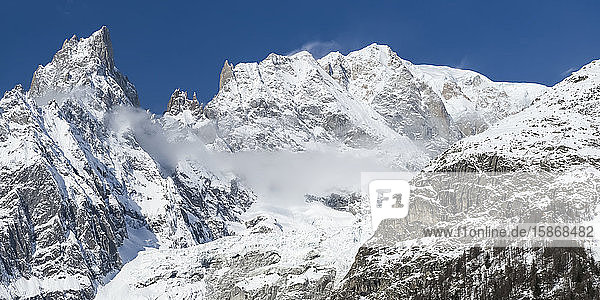 Schroffe  schneebedeckte Berggipfel  italienische Seite des Mont Blanc; Courmayeur  Aostatal  Italien