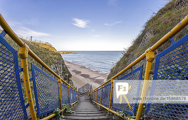 Treppe mit buntem Geländer  die zum Strand hinunterführt  Marsden Bay; South Shields  Tyne and Wear  England