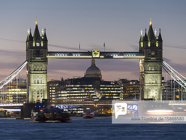 Tower Bridge und St. Paul's Cathedral mit der Themse im Vordergrund in der Abenddämmerung; London  England