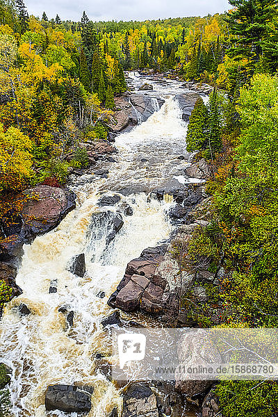 Beaver River  der durch eine Landschaft mit Herbstfarben fließt; Minnesota  Vereinigte Staaten von Amerika