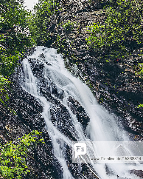Wasserfall in der Schlucht Canyon des Portes de l'Enfer; Saint-Narcisse-de-Rimouski  Quebec  Kanada