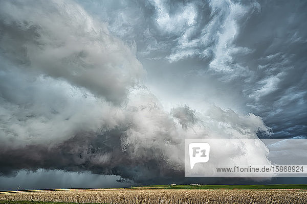 Dramatic skies over the midwest plains of the United States during ...