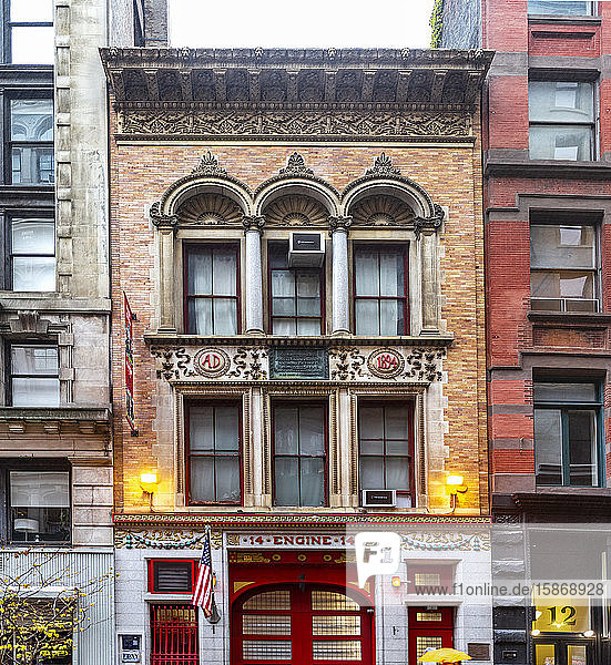 Feuerwache 14 mit Fahnen und historischer Fassade  Manhattan; New York City  New York  Vereinigte Staaten von Amerika